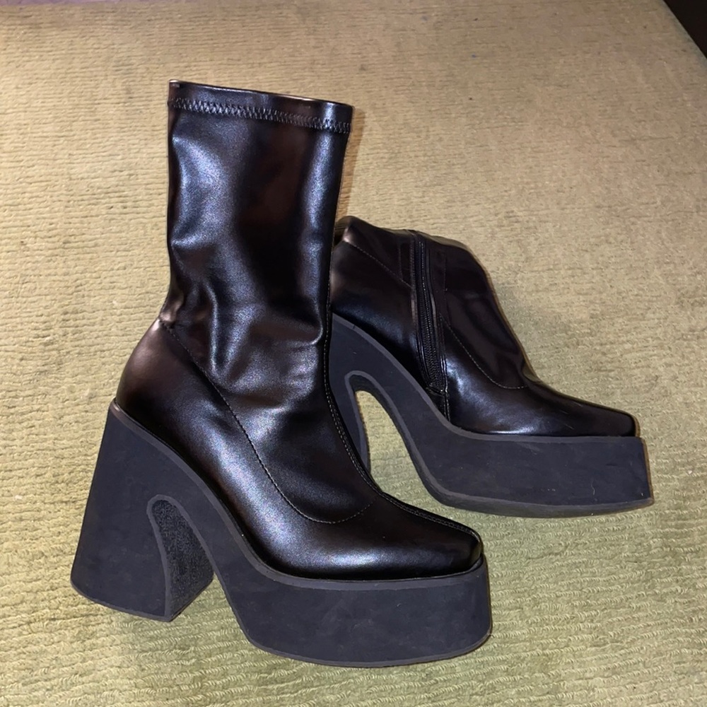 Platform pleather NastyGal Boots !!